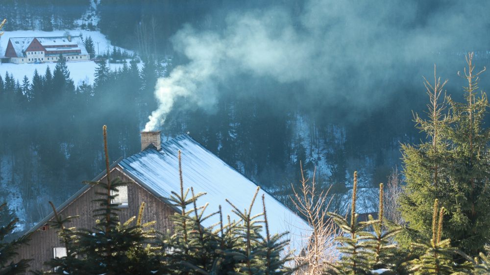 unoszący się dym z chaty w górach